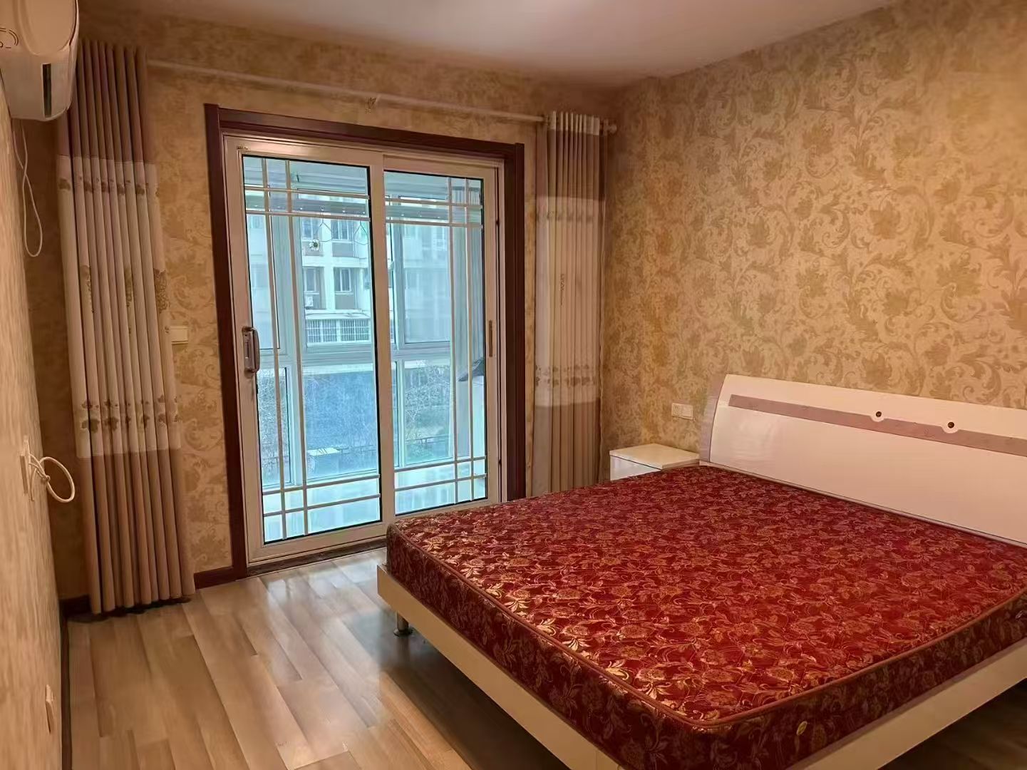 吉房出租中央龙湾小区2楼115平三室月租1800元