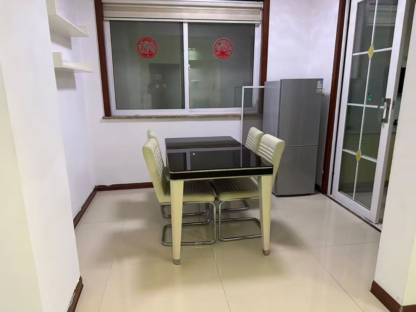 吉房出租中央龙湾小区2楼115平三室月租1800元