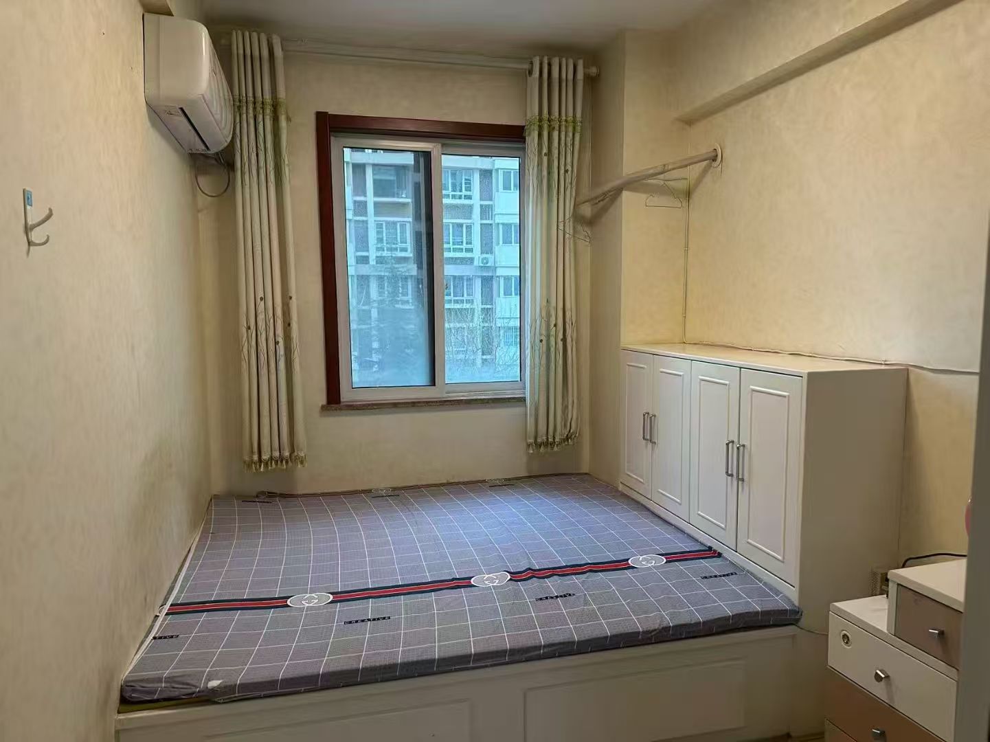 吉房出租中央龙湾小区2楼115平三室月租1800元