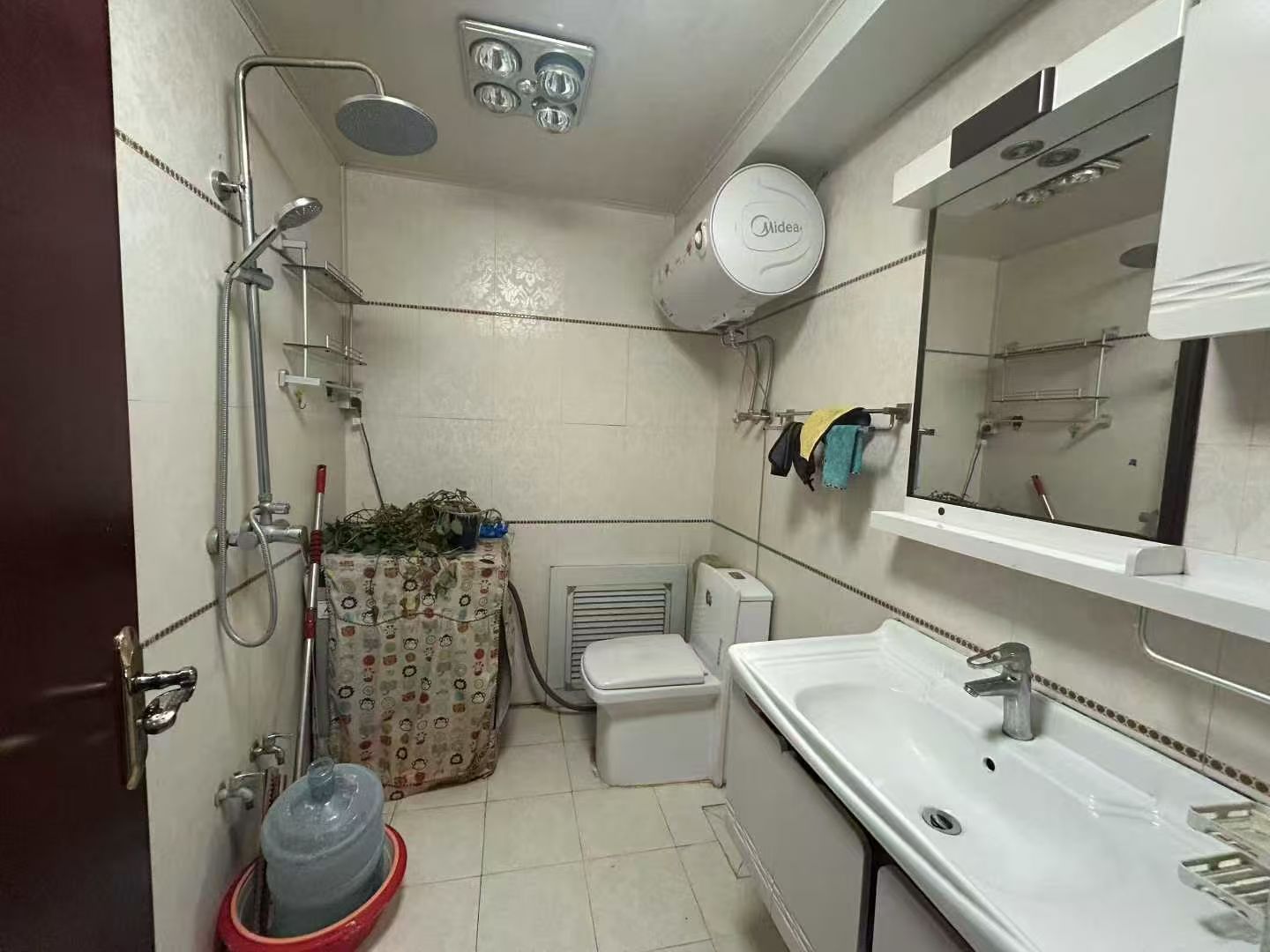 昆嵛新城浇筑楼4楼115平三室28.8万 昆嵛新城浇筑楼4楼115平三室28.8万