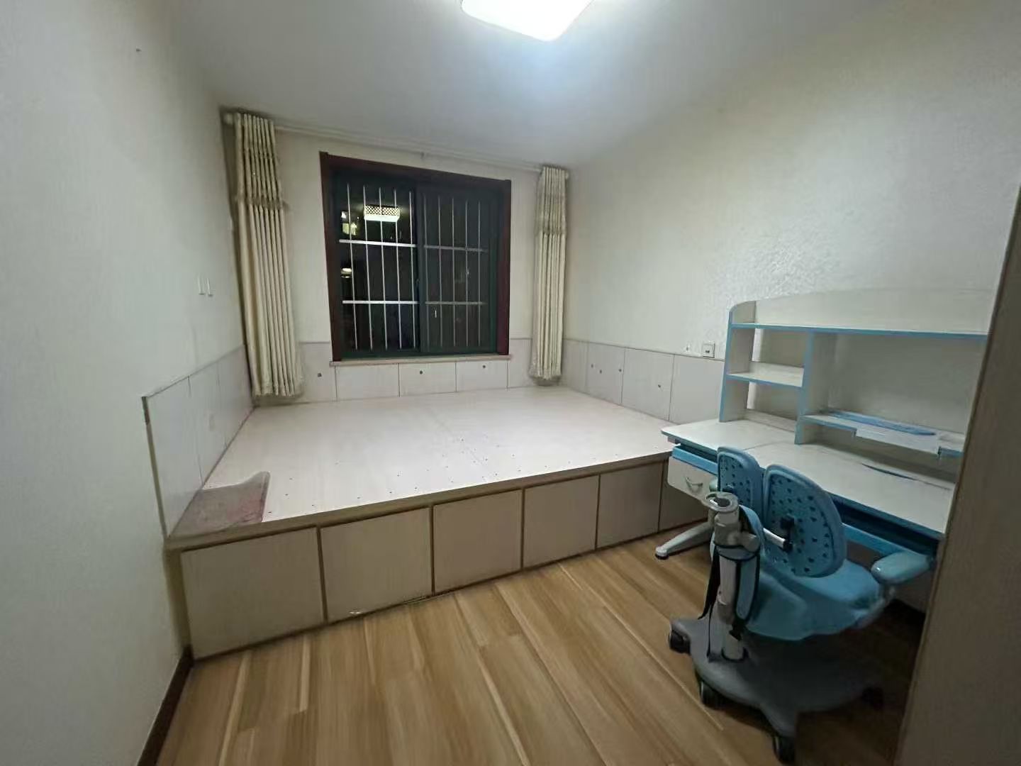 昆嵛新城浇筑楼4楼115平三室28.8万 昆嵛新城浇筑楼4楼115平三室28.8万