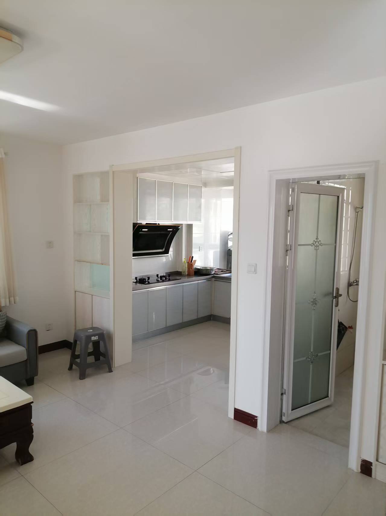 市中心，交通便利，每月1000元，家电齐全，拎包即可入住