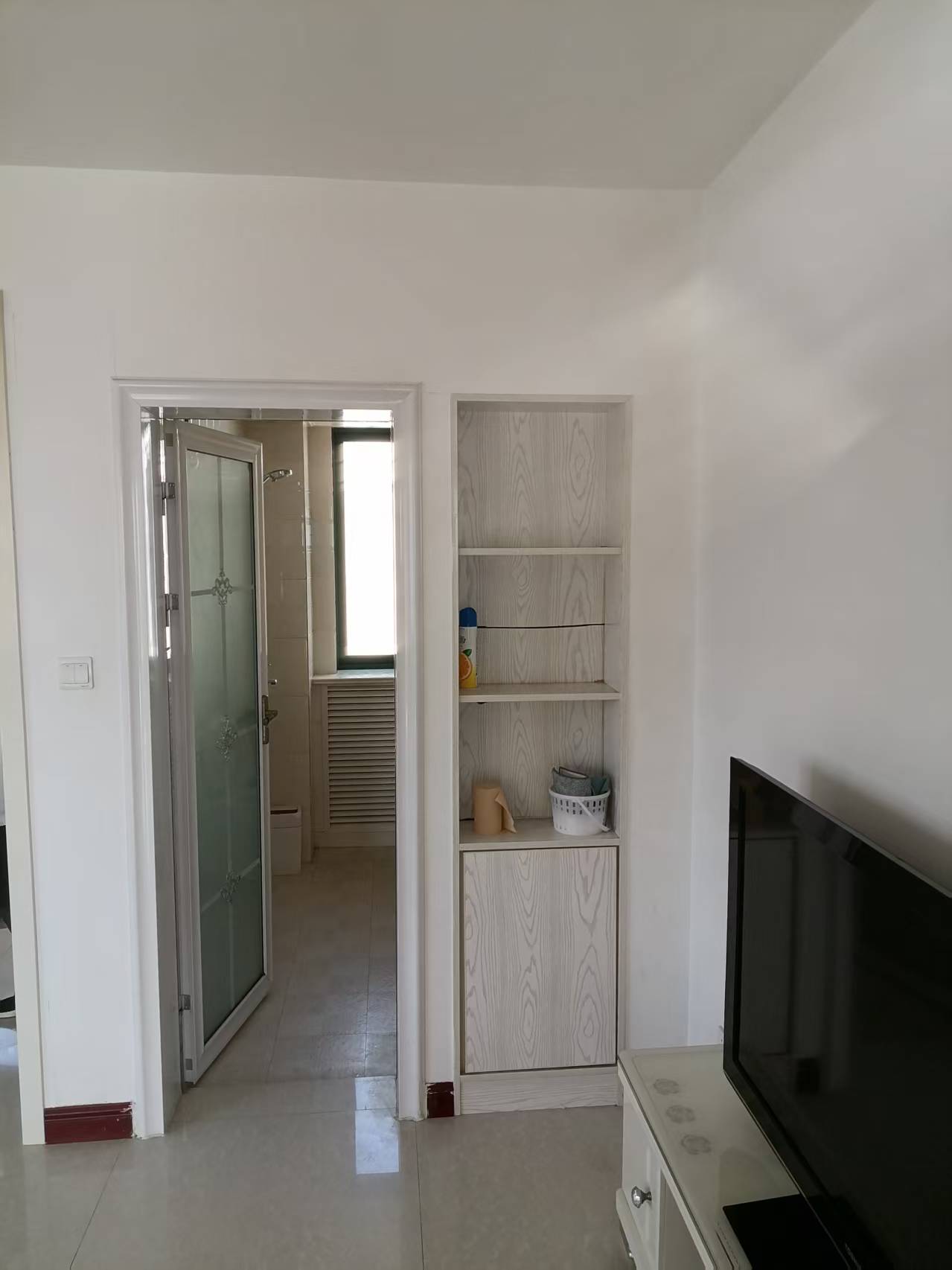 市中心，交通便利，每月1000元，家电齐全，拎包即可入住