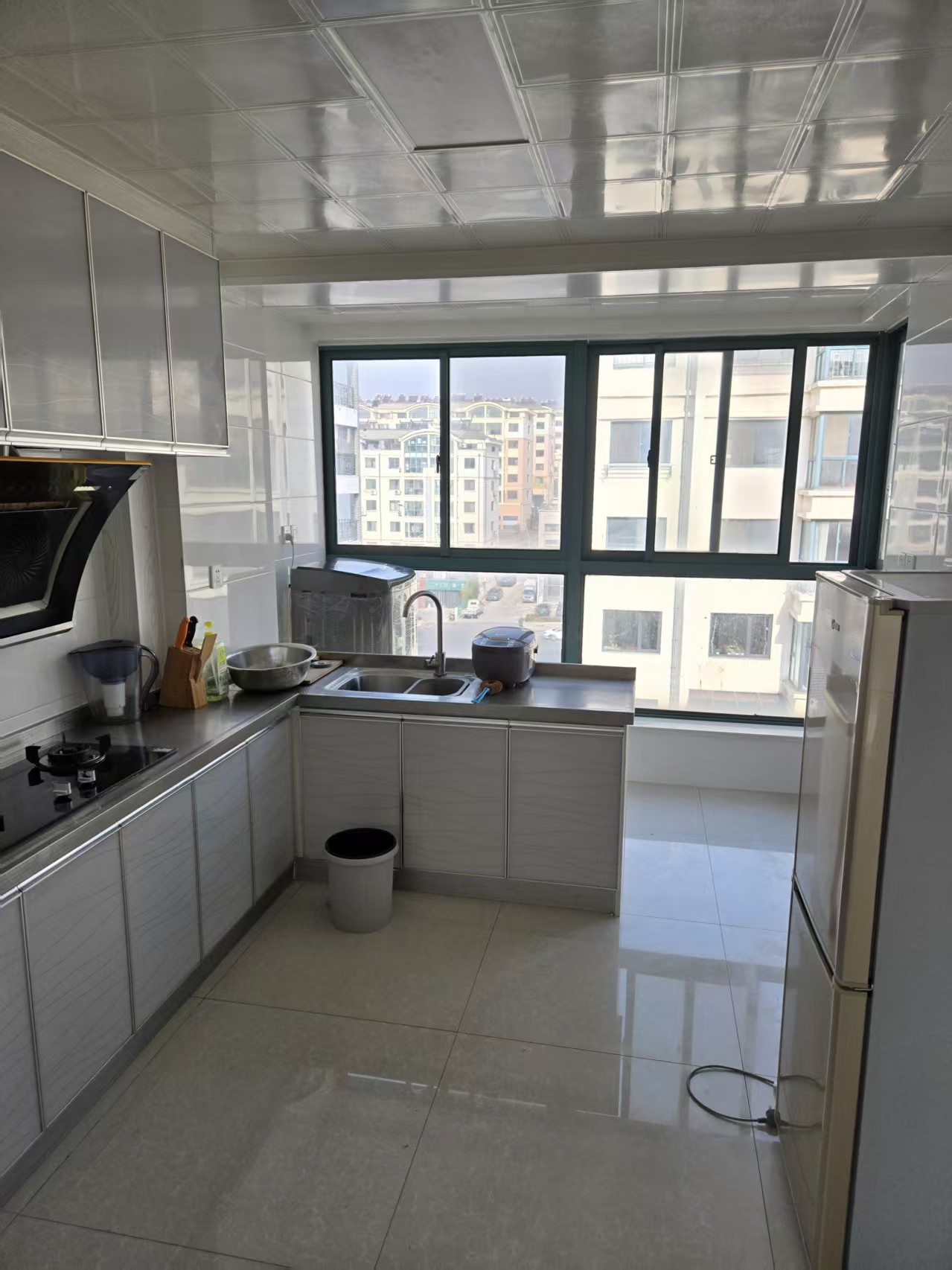 市中心，交通便利，每月1000元，家电齐全，拎包即可入住