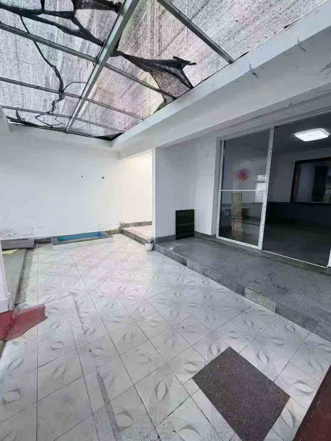 一楼带院毛坯116平大院子南开门停车方便35万 一楼带院毛坯116平大院子南开门停车方便35万