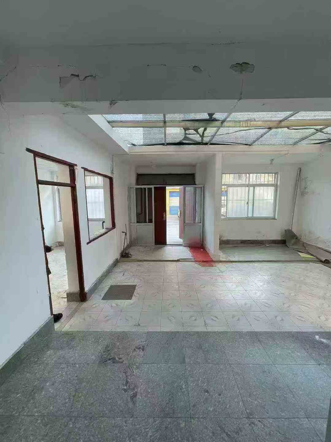 一楼带院毛坯116平大院子南开门停车方便35万 一楼带院毛坯116平大院子南开门停车方便35万