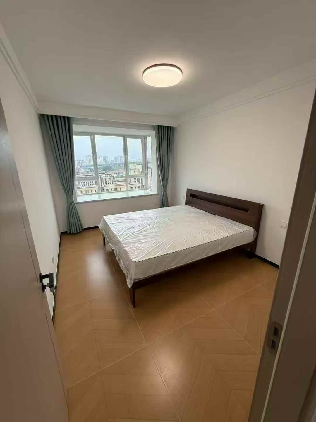 @山能 伴山首府电梯,三室精装未住! @山能 伴山首府电梯,三室精装未住!