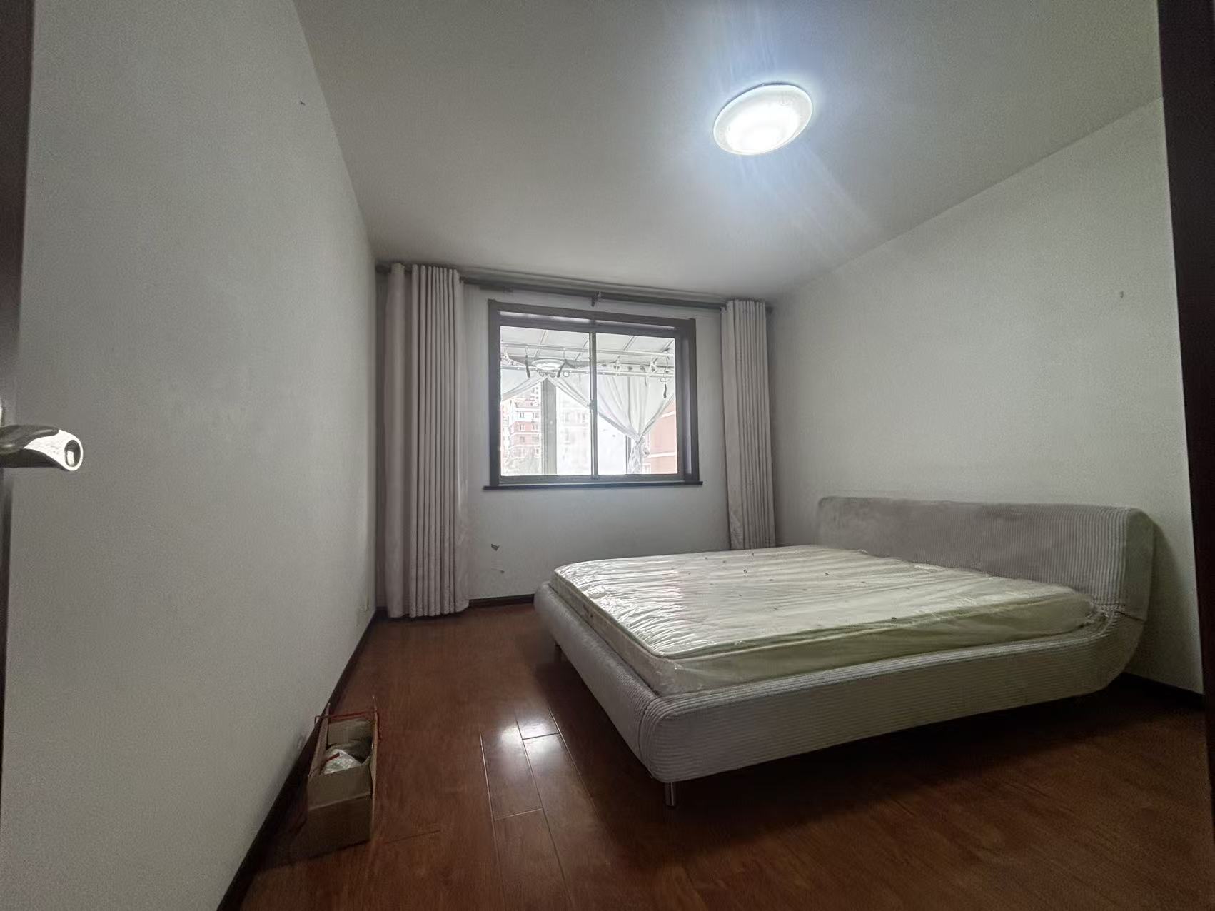 @出租阳光小区东区，2楼1100