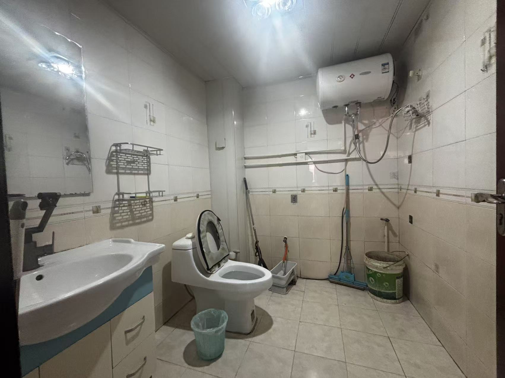 @出租阳光小区东区，2楼1100