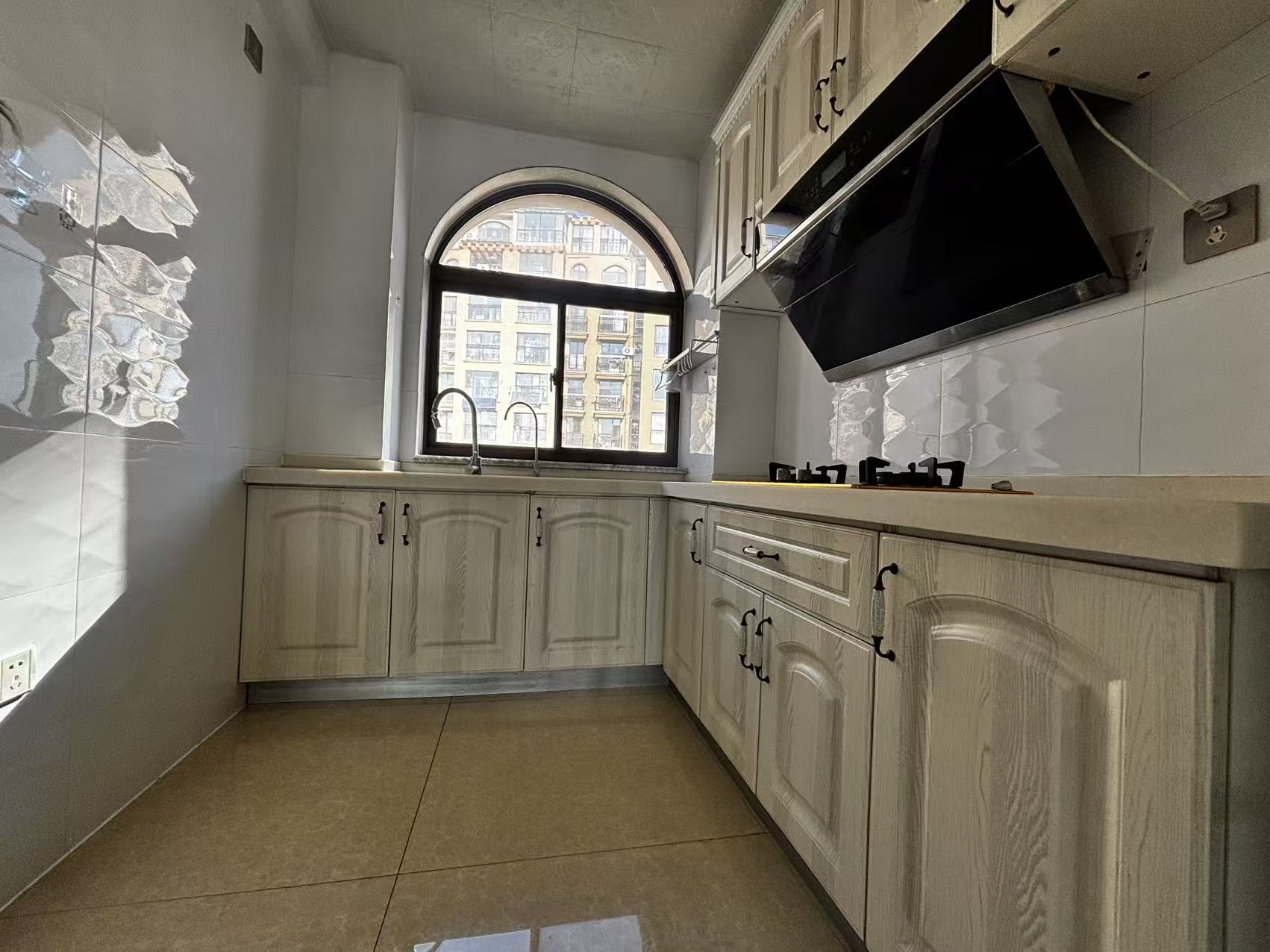 @出租兴业名居，1200/月