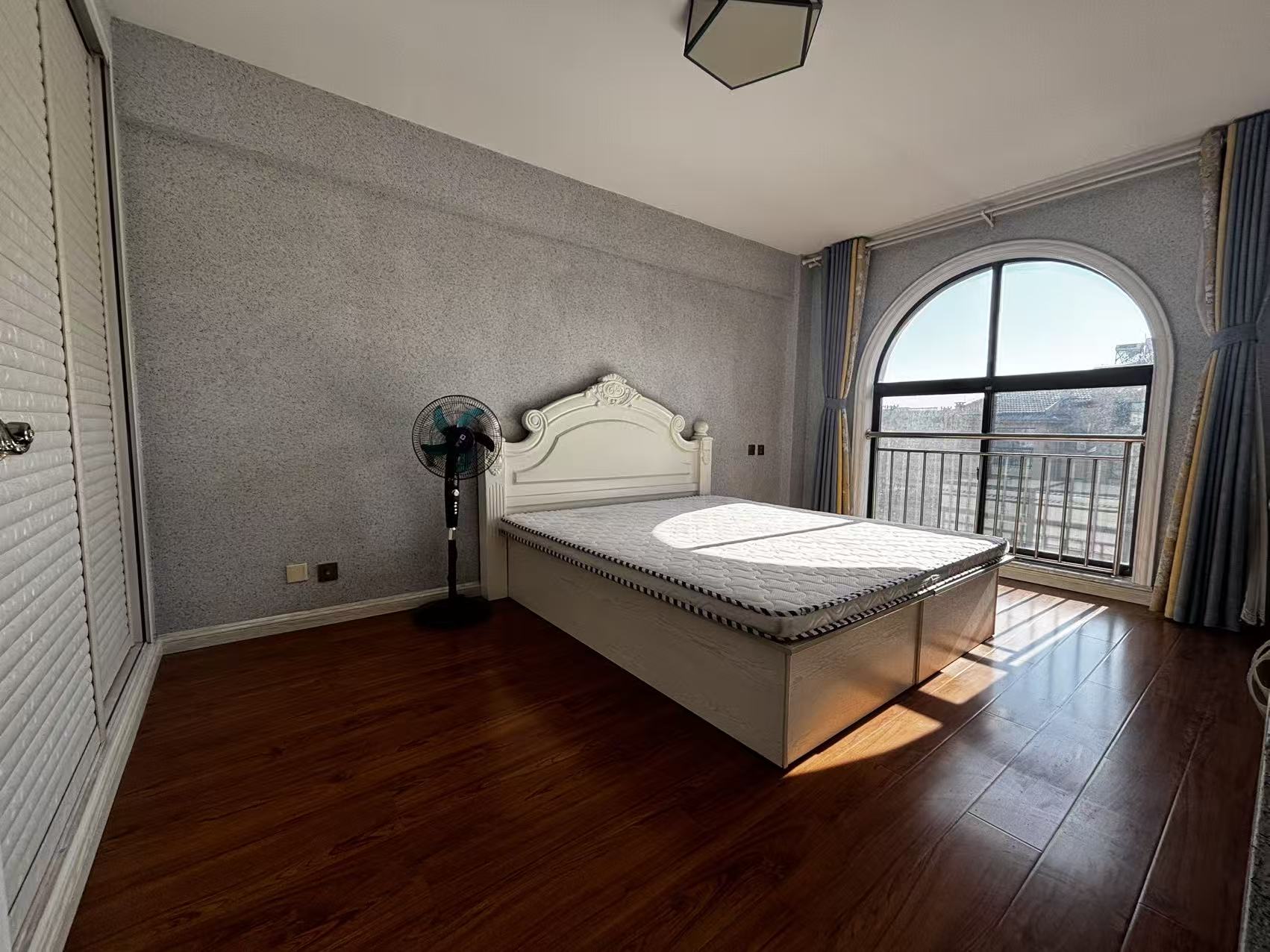 @出租兴业名居，1200/月