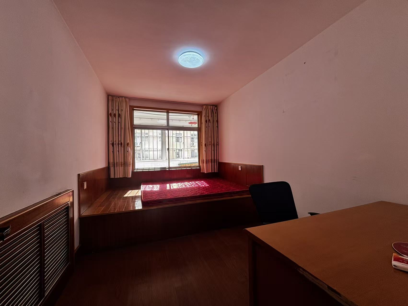 @出租市里西豪街，900/月