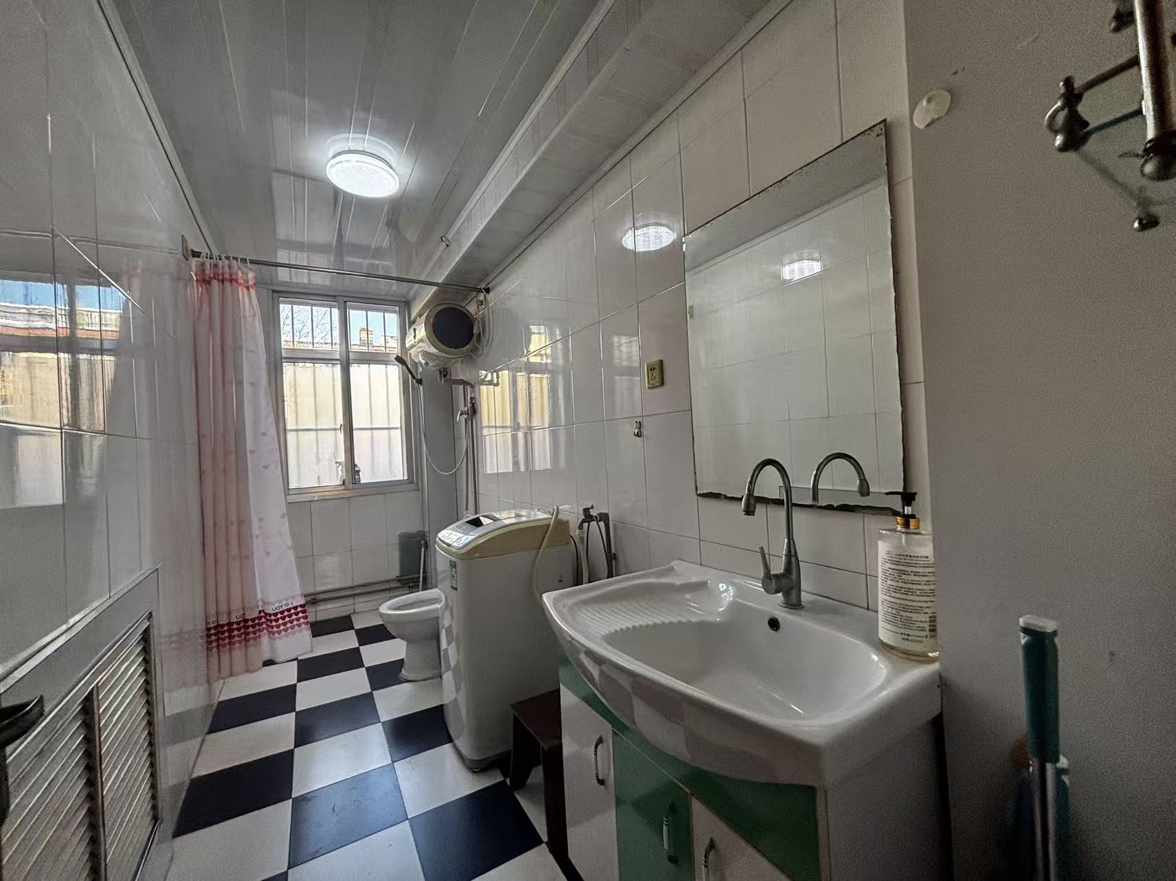 @出租市里西豪街，900/月