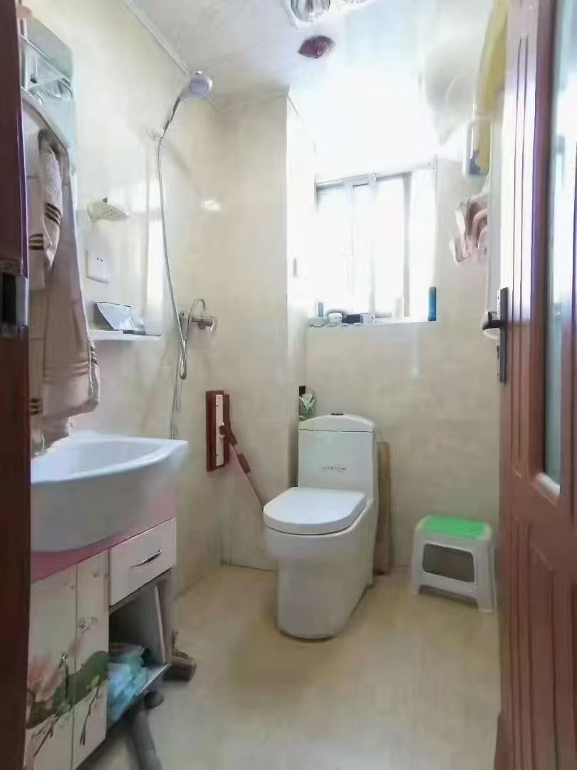 吉房出租！市中心美食街四楼70.82平三室