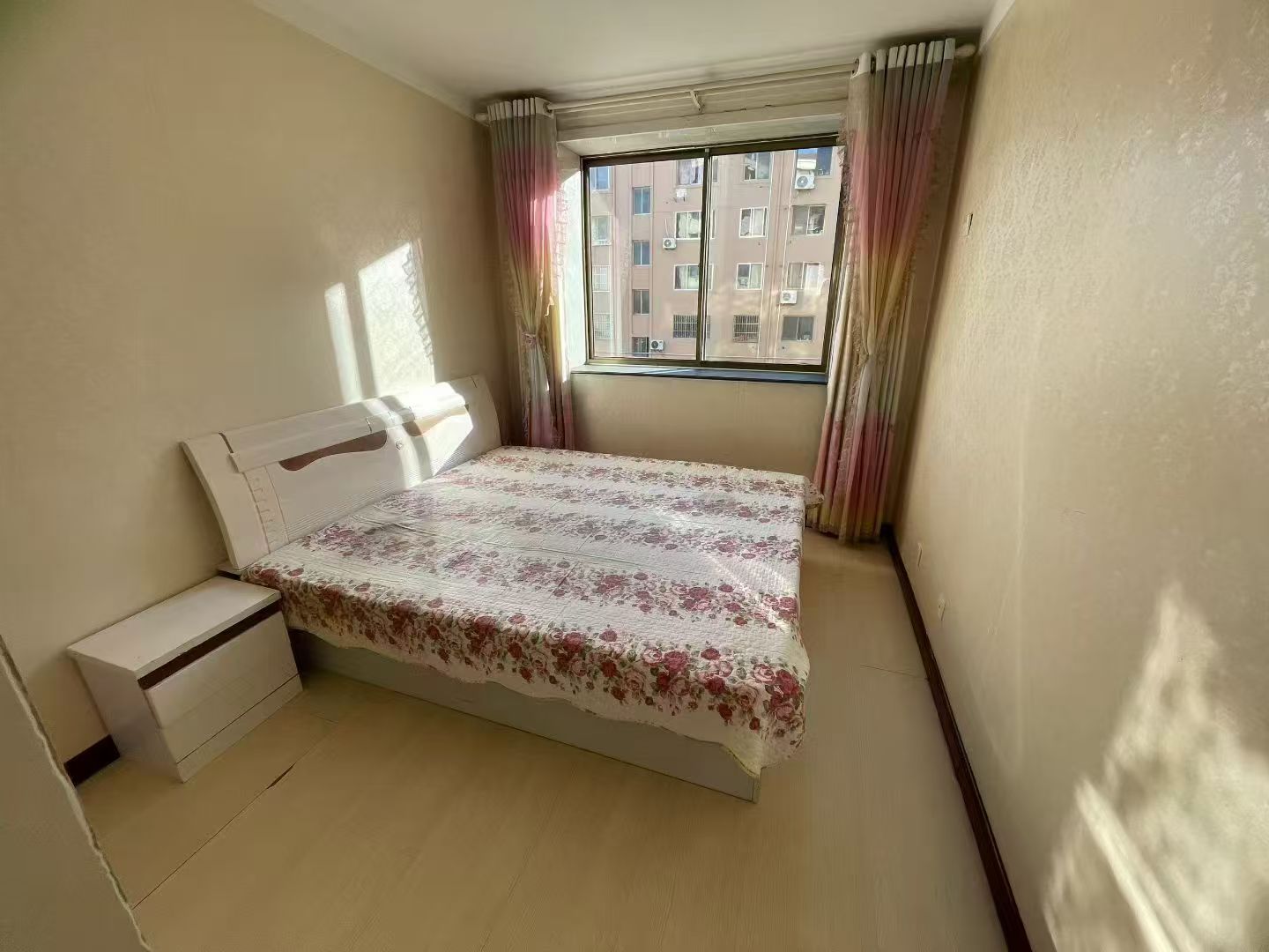 出租昆俞新城二楼两室家电齐全长租900短租1000