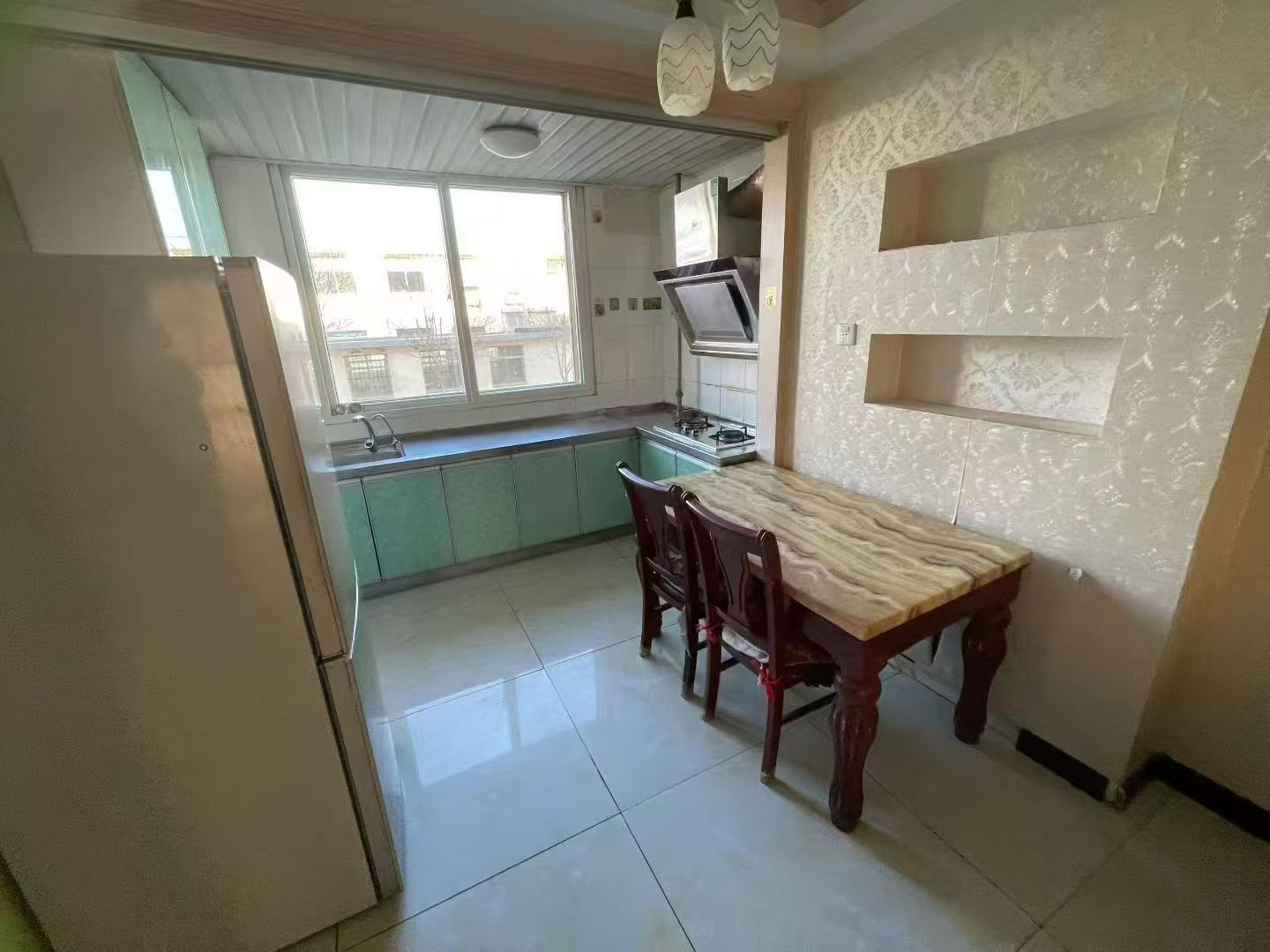 出租昆俞新城二楼两室家电齐全长租900短租1000