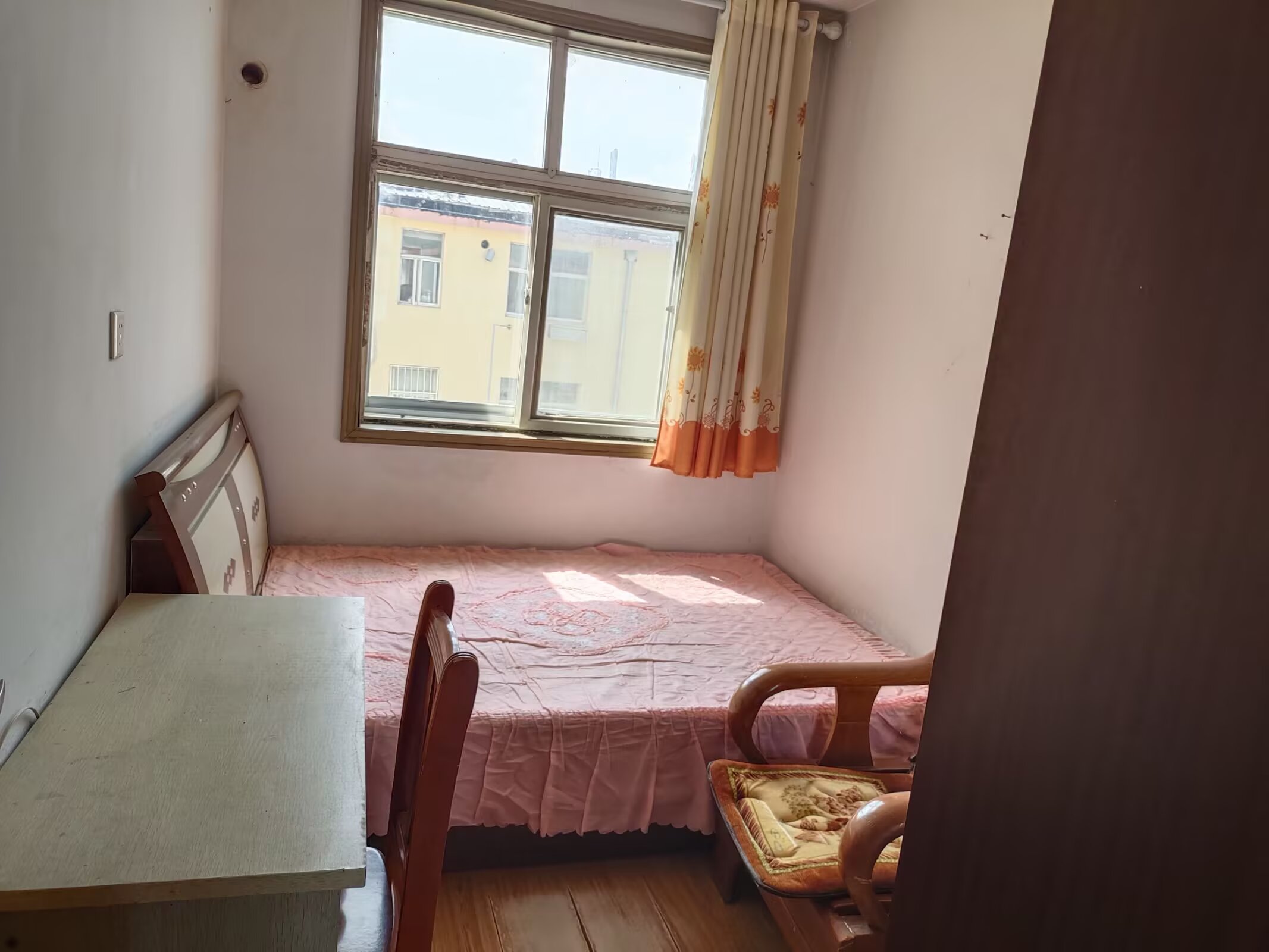 刺绣小区二中房源南北通透住人4楼 刺绣小区二中房源南北通透住人4楼