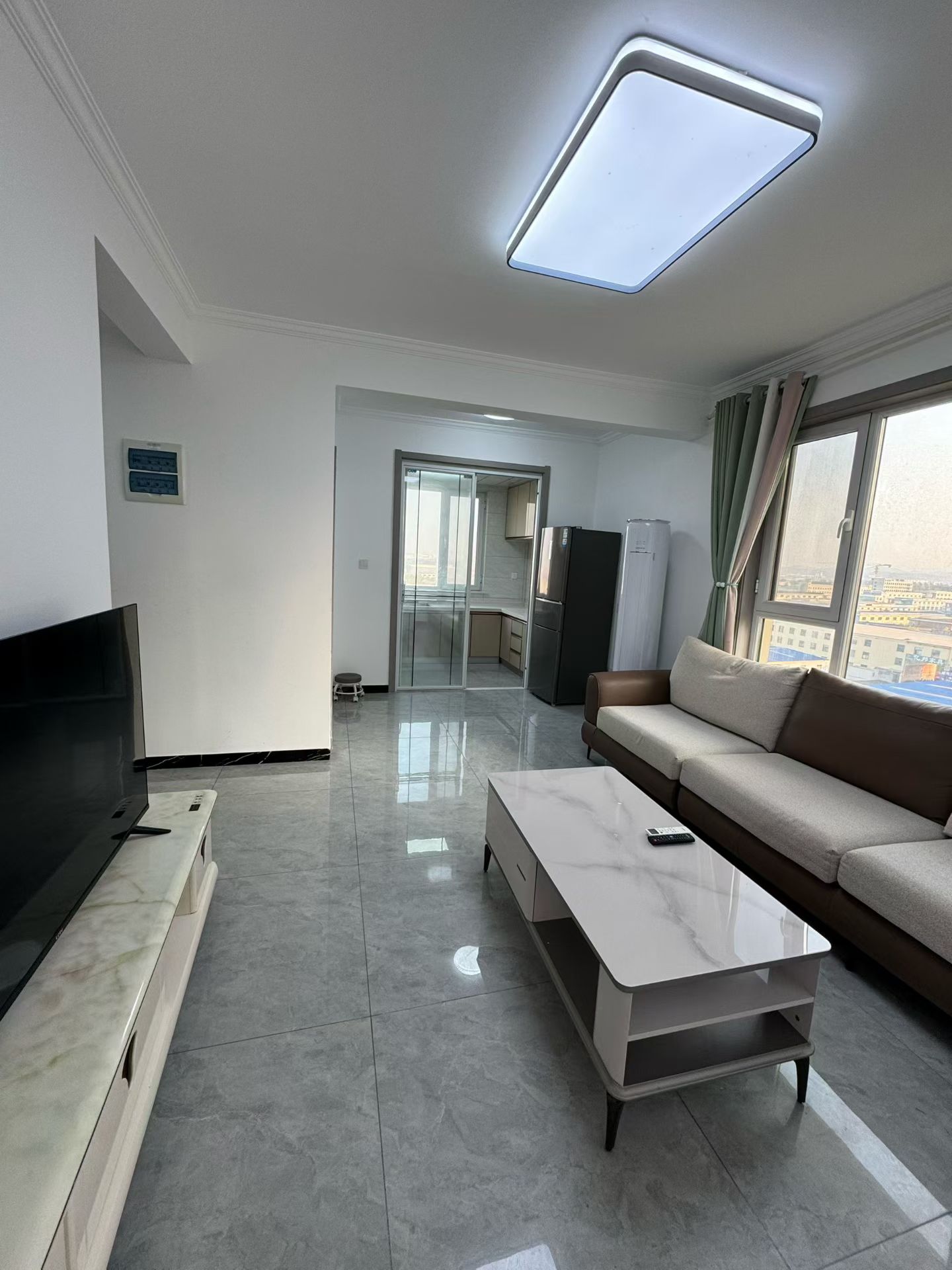 @出租:1400，宇程阳光，电梯精装3室!