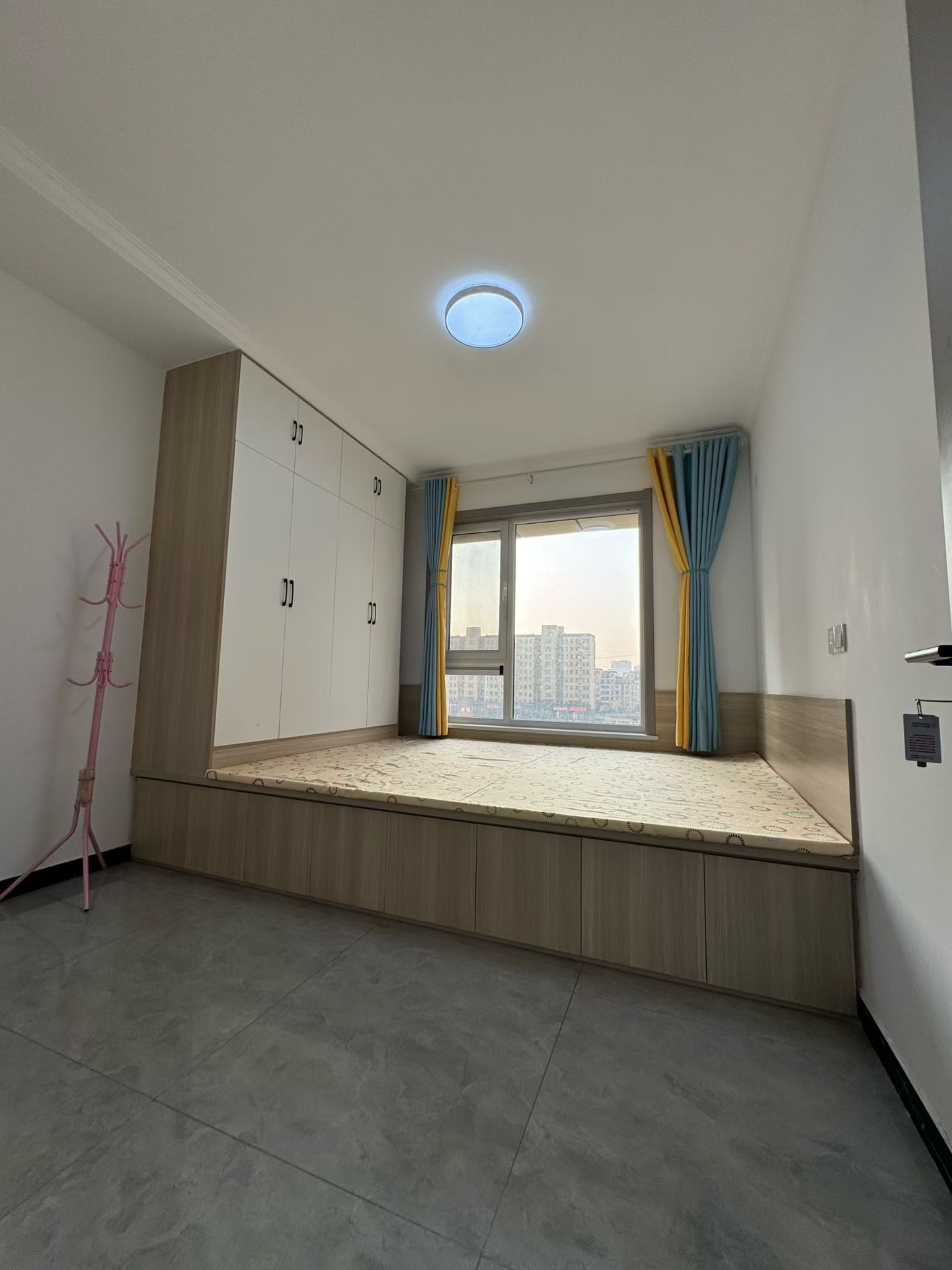 @出租:1400，宇程阳光，电梯精装3室!