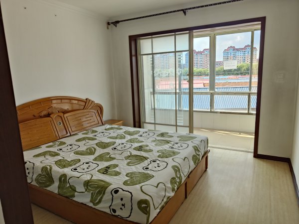 老一中对面，金泰小区住人二楼出租，拎包入住，年租，非诚勿扰。