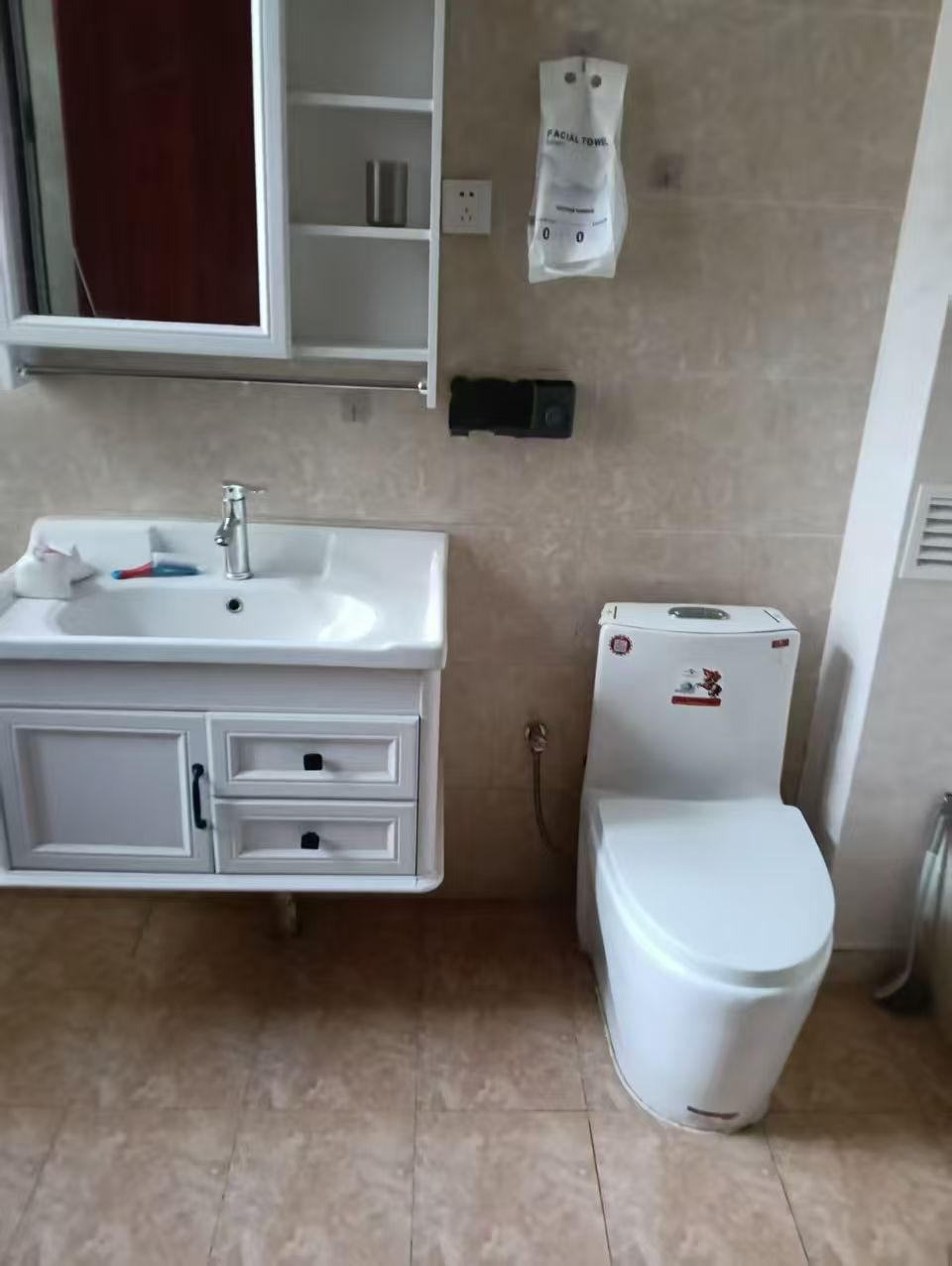 九里水头电梯房，三室一厅，配套齐全月租900