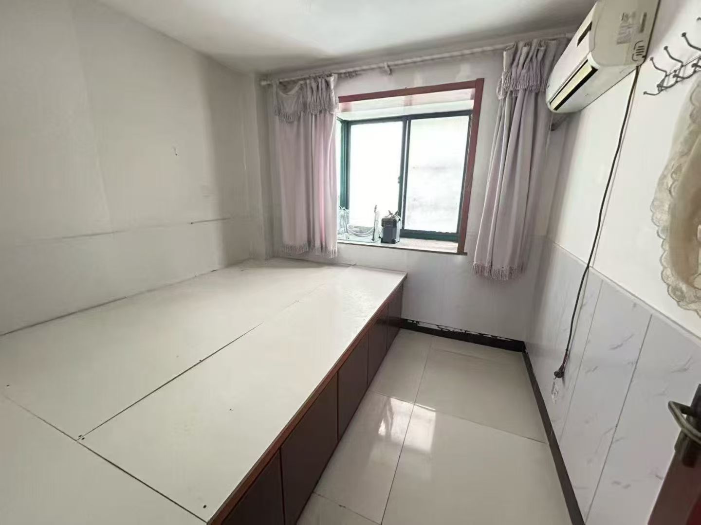 龙珠康城贴地一楼三室拎包入住 1000/