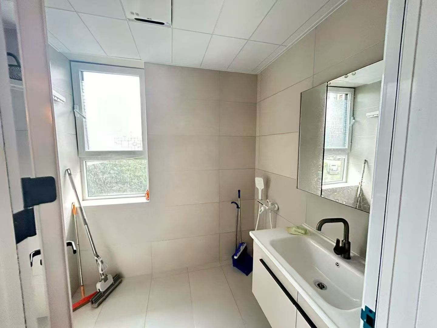 可短租山伟学府，电梯南向900一个月