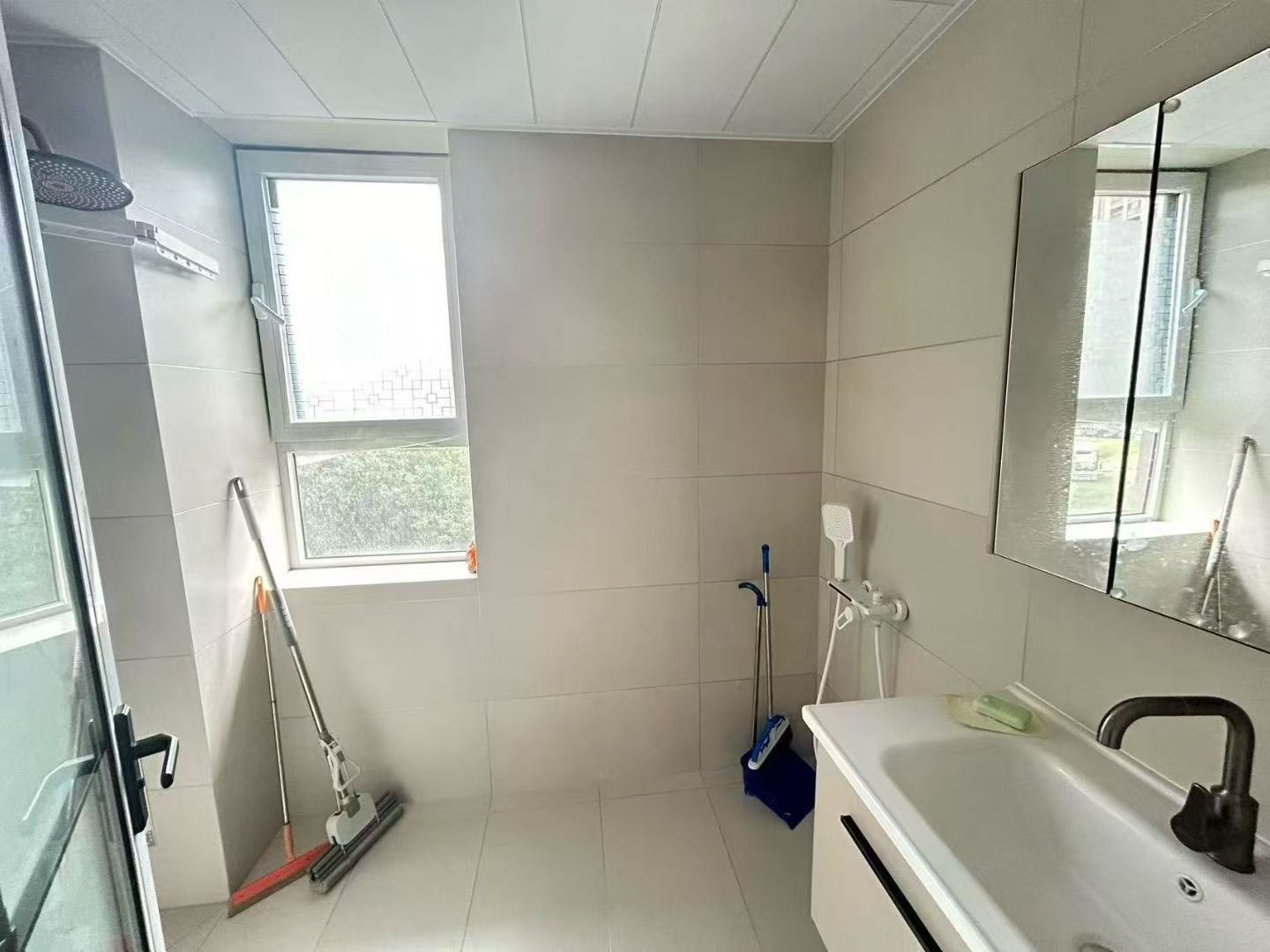 可短租山伟学府，电梯南向900一个月