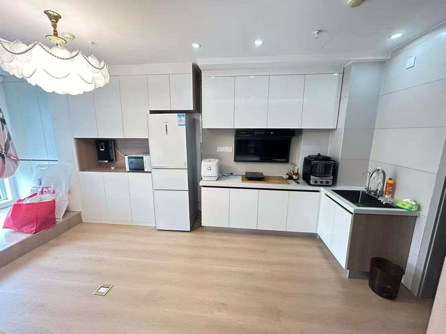 可短租山伟学府，电梯南向900一个月