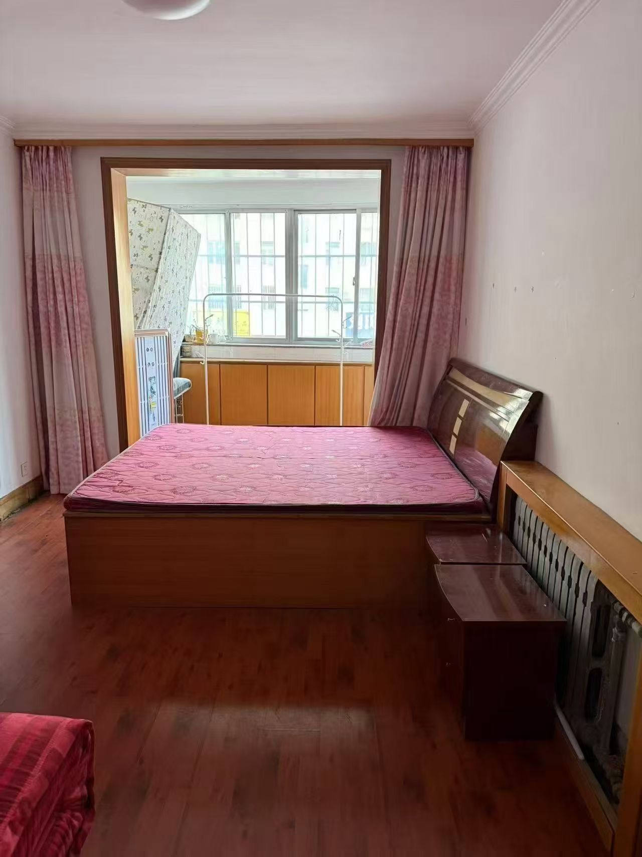 西楼一楼，双气齐全两室650一个月，