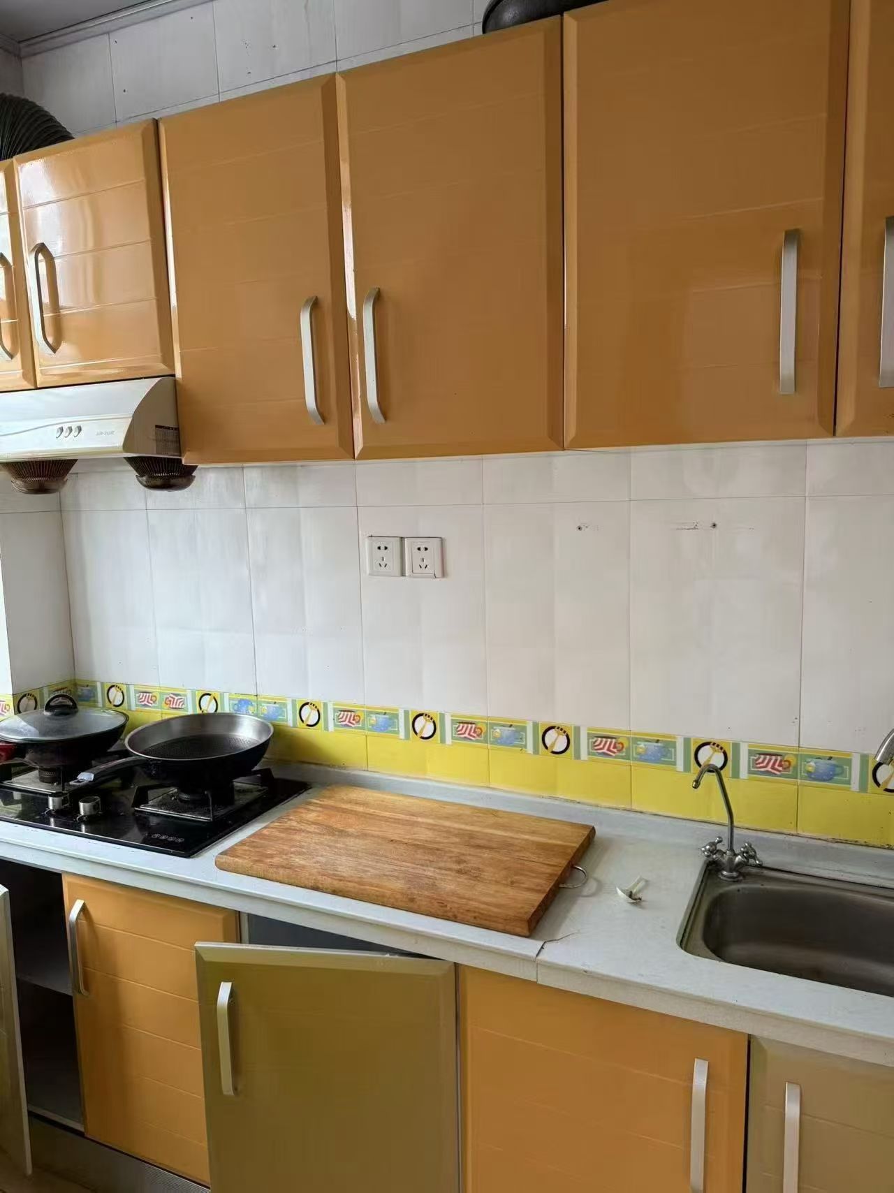 西楼一楼，双气齐全两室650一个月，