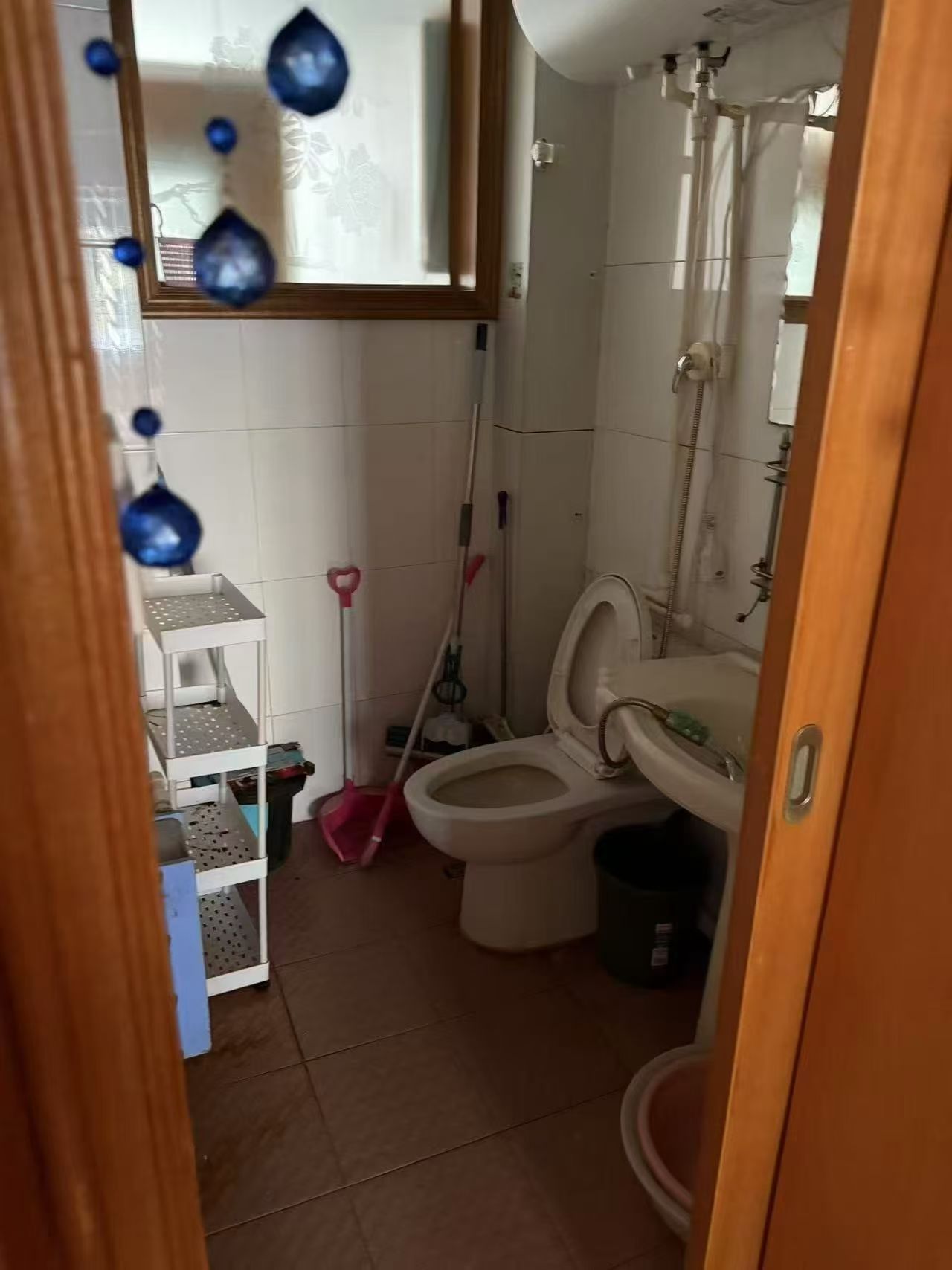 西楼一楼，双气齐全两室650一个月，