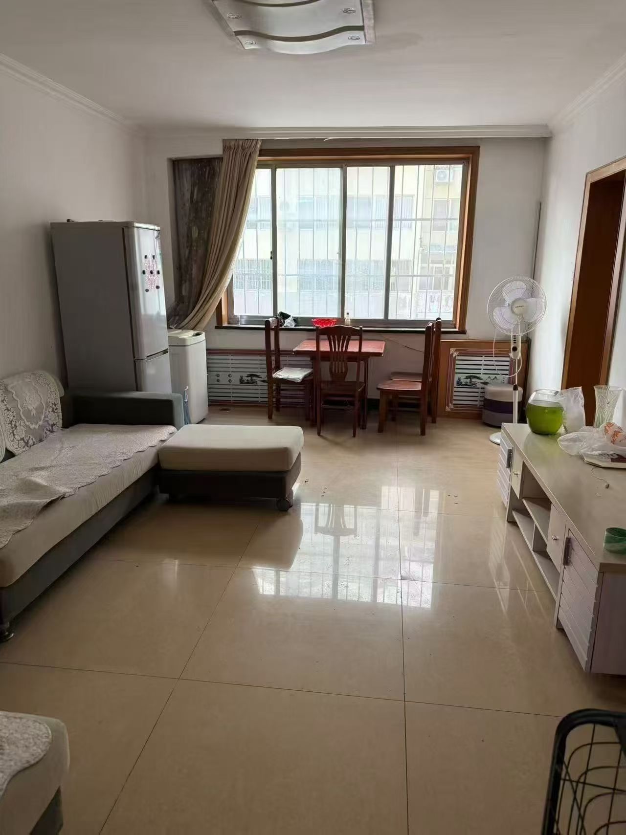 西楼一楼，双气齐全两室650一个月，