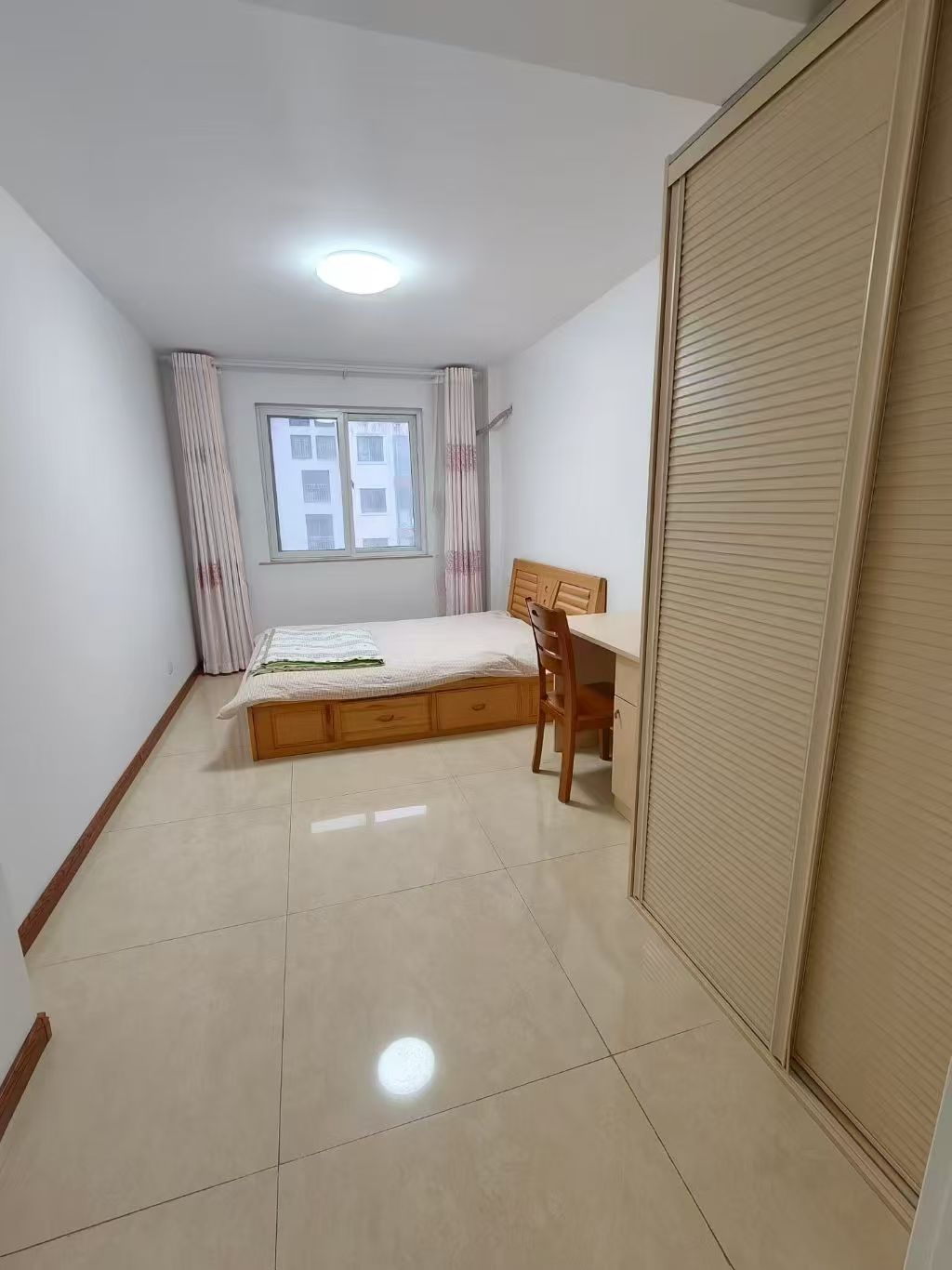 山川文苑多层五楼顶二151平三室两卫月租1300元