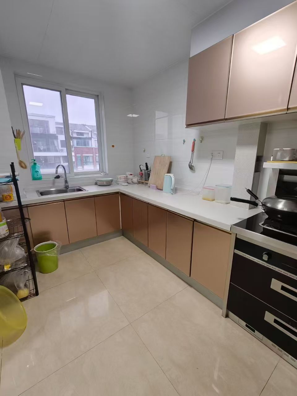 山川文苑多层五楼顶二151平三室两卫月租1300元