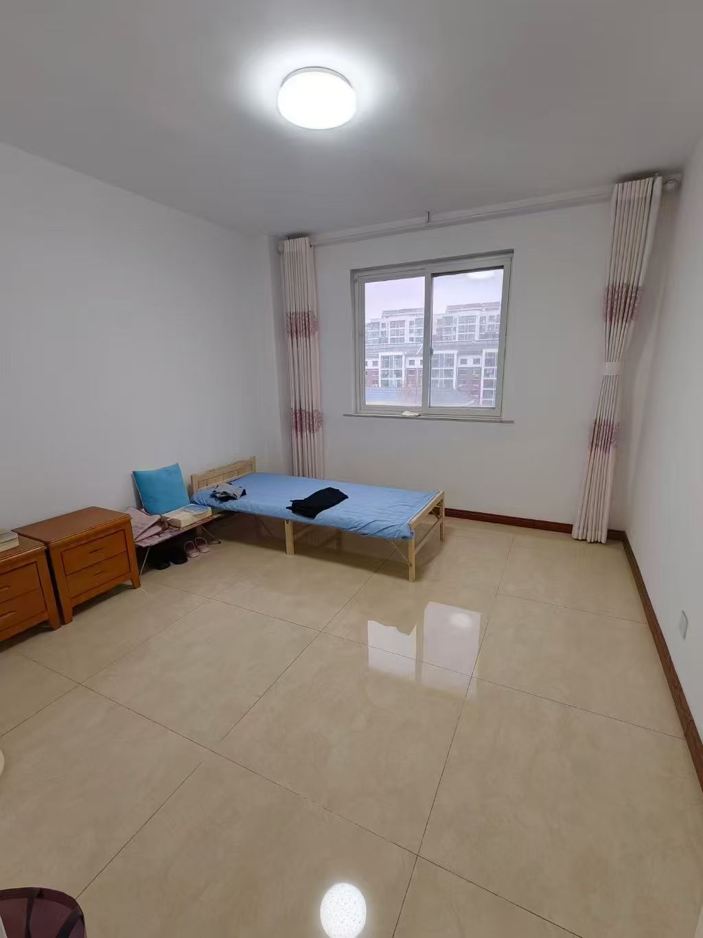 山川文苑多层五楼顶二151平三室两卫月租1300元