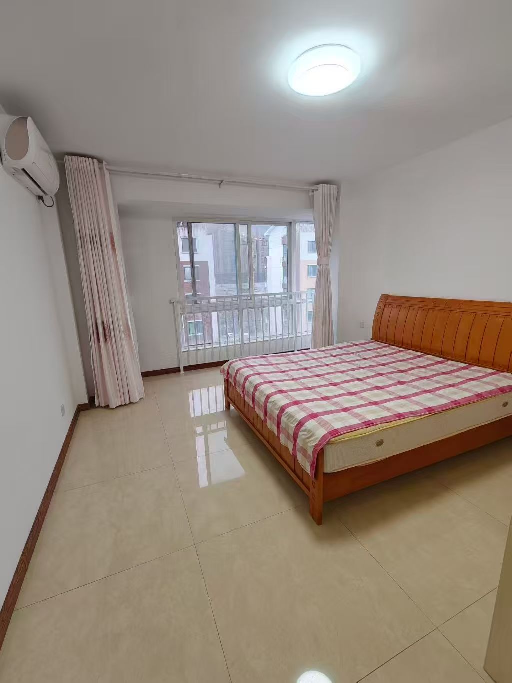 山川文苑多层五楼顶二151平三室两卫月租1300元