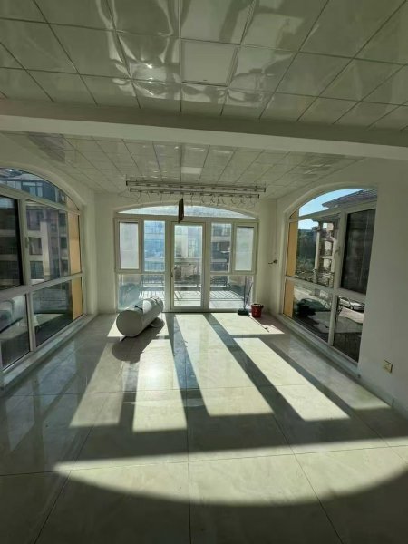 天山水尚洋房二楼150平三室两卫1100元/月