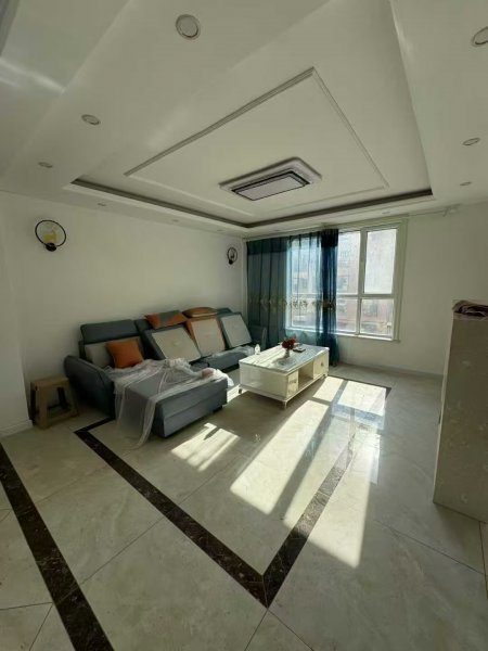 天山水尚洋房二楼150平三室两卫1100元/月