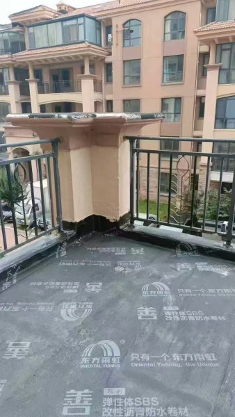 天山水尚洋房二楼150平三室两卫1100元/月