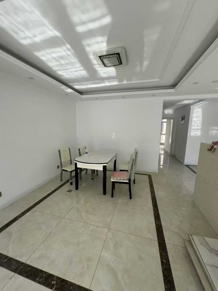 天山水尚洋房二楼150平三室两卫1100元/月