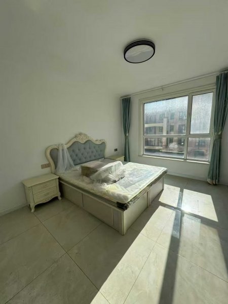 天山水尚洋房二楼150平三室两卫1100元/月