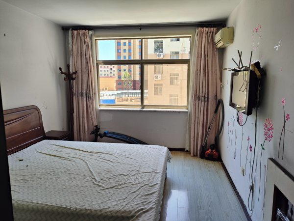 实验中学、河南小学、文登二中附近书香社区楼房出租，家电齐全，