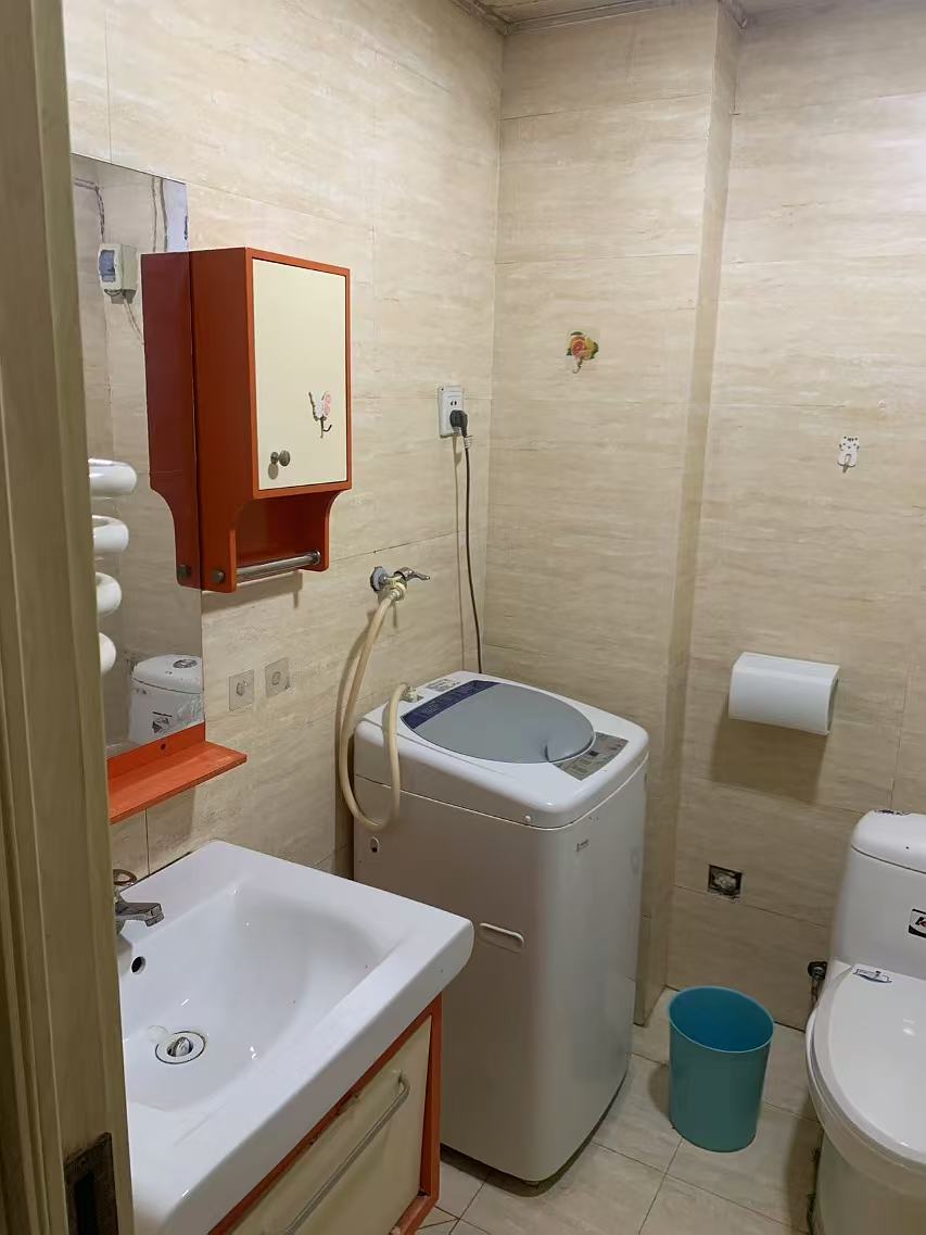 房东低价出租银河公寓