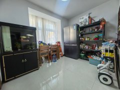 银海绿洲龙溪苑住人一楼东边户139.71平三室两卫45.8万