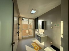 中央龙湾电梯17楼124平三室精装修 未住69.8万