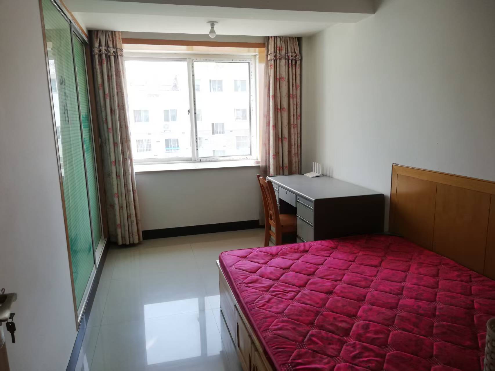 文登文馨花園吉樓出租，月租900元，冬天有地暖，夏天有空調(diào)。