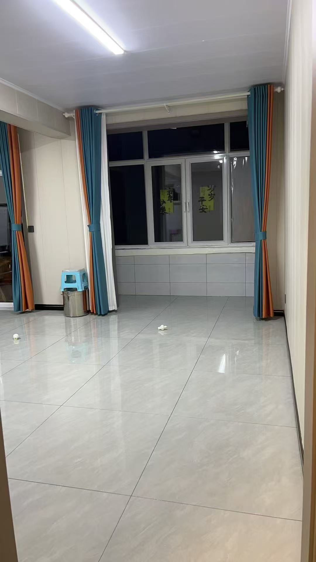 文登市中心二層小樓出售！全新精裝！三室兩廳三衛(wèi)！非中介！