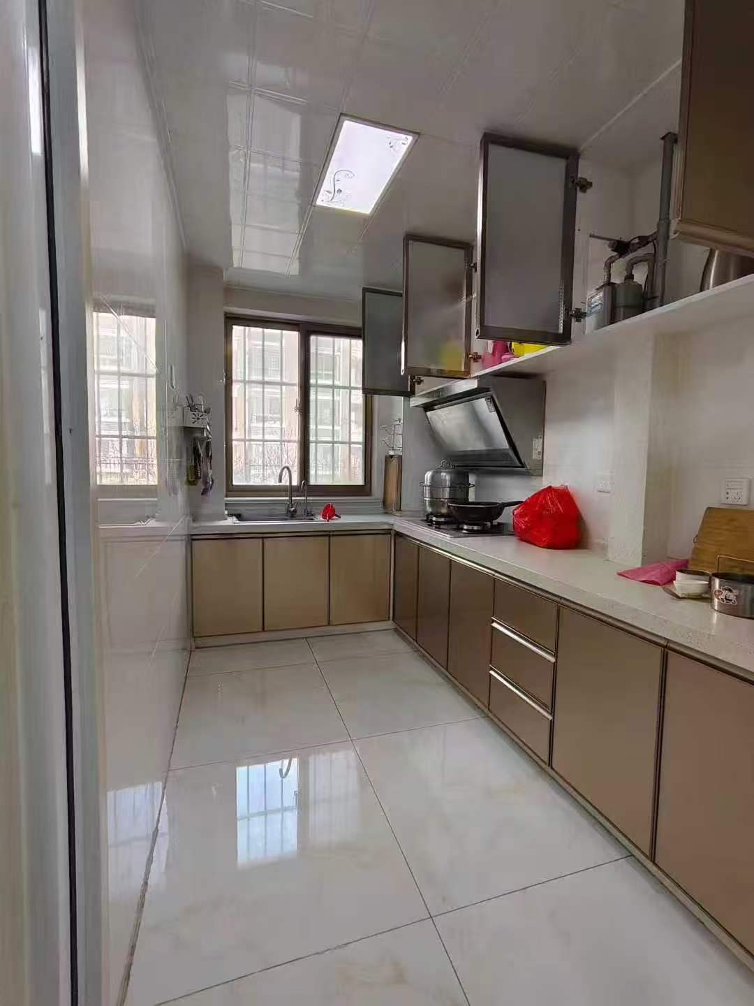 柳岸御府 住人一樓130平有草房 三室兩衛(wèi) 精裝小住45萬