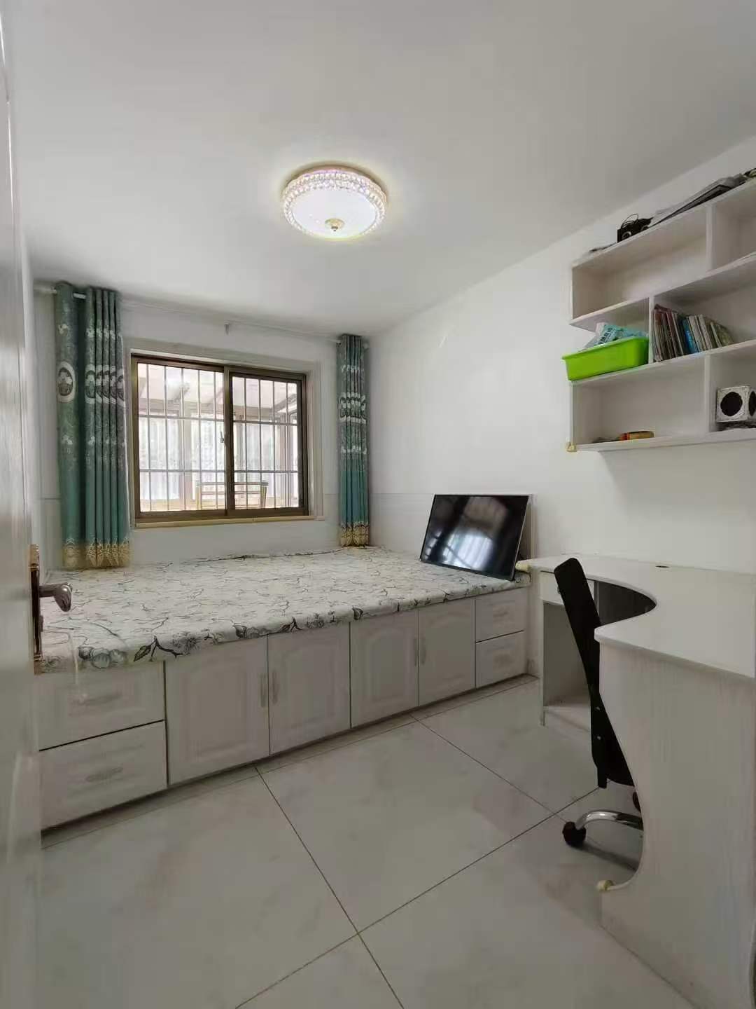 柳岸御府 住人一樓130平有草房 三室兩衛(wèi) 精裝小住45萬